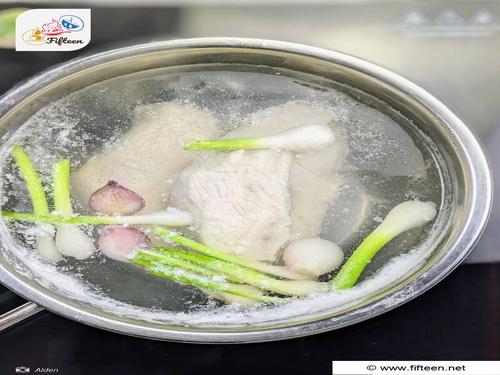 Xoi Ga Step 2 Cook Chicken1